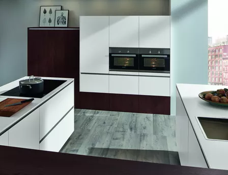 Modulartig aufgebaute Küche mit parallel stehenden Koch-bzw. Waschinseln