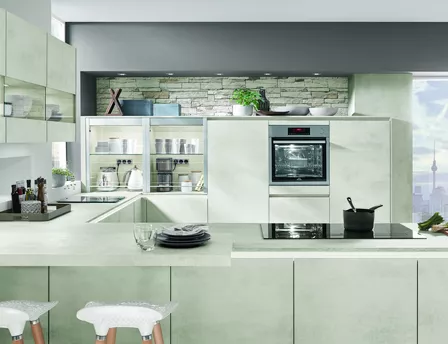 In der U-Form aufgebaute Küche mit halbhohen Schränken, grosszügiger Arbeitsbereich mit angesetzter Frühstücksbar