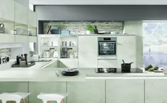 In der U-Form aufgebaute Küche mit halbhohen Schränken, grosszügiger Arbeitsbereich mit angesetzter Frühstücksbar
