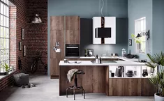 U-förmige Küche in Holzoptik mit kontrastreichen Elementen ergänzt