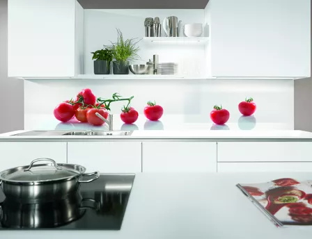 Die Motive können in perfekter Farbabstimmung mit den Fronten und Umfeldfarben der Küche ausgewählt werden